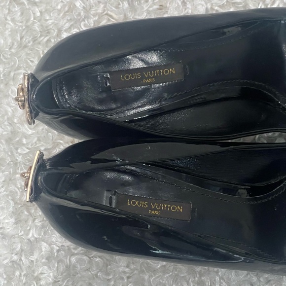 Louis Vuitton Black Patent Leather Lock It Round Toe Pumps - Picture 4 of 12